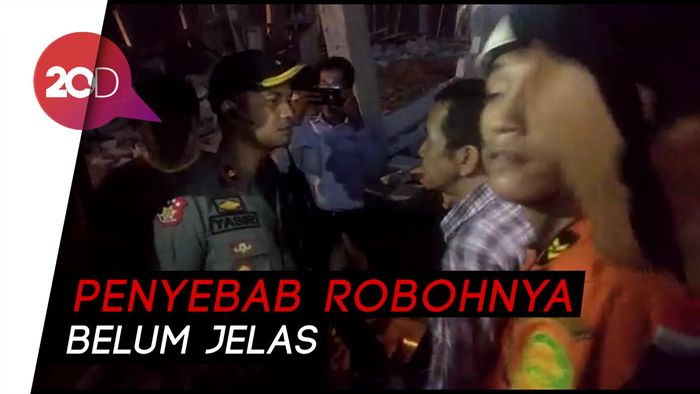 Kepanikan saat Bangunan Kafe di Medan Roboh