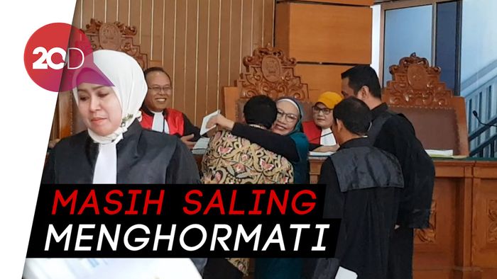 Momen Ratna dan Said Iqbal Cipika-cipiki di Persidangan