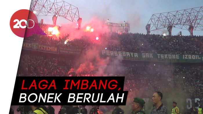 Persebaya Vs Arema Usai, Bonek Lempari Pemain dan Nyalakan Flare