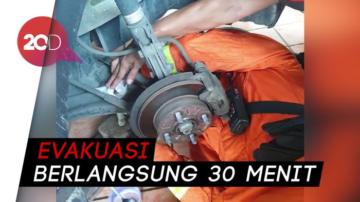 Dramatis! Petugas Damkar Evakuasi Kucing Terjepit di Kolong Mobil 