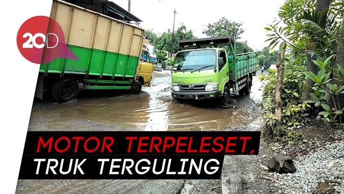 Jalan Rusak Parah Picu Kecelakaan, Warga Prambon Sidoarjo Mengeluh