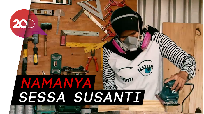 Keren! Perempuan Ini Sulap Kayu Bekas Jadi Kerajinan Menarik