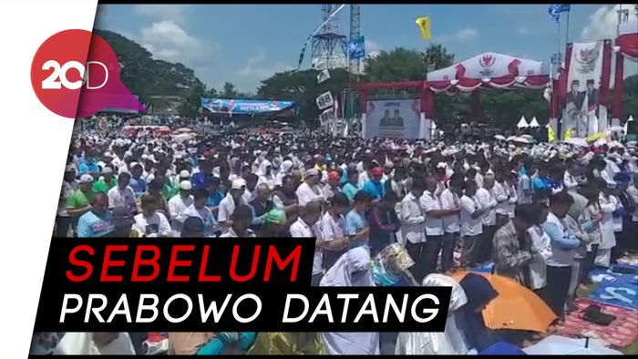 Momen Massa Kampanye Prabowo Salat Berjemaah di Stadion Sriwedari