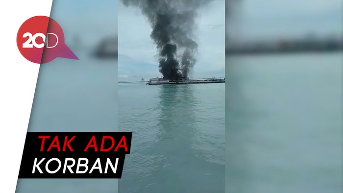 Kapal Isap Timah Terbakar di Perairan Sungailiat Bangka
