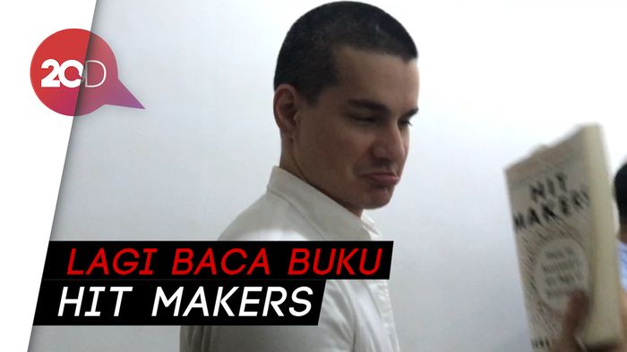 Sisi Lain Steve Emmanuel, Hobi Baca Buku dan Suka Masakan Rumah