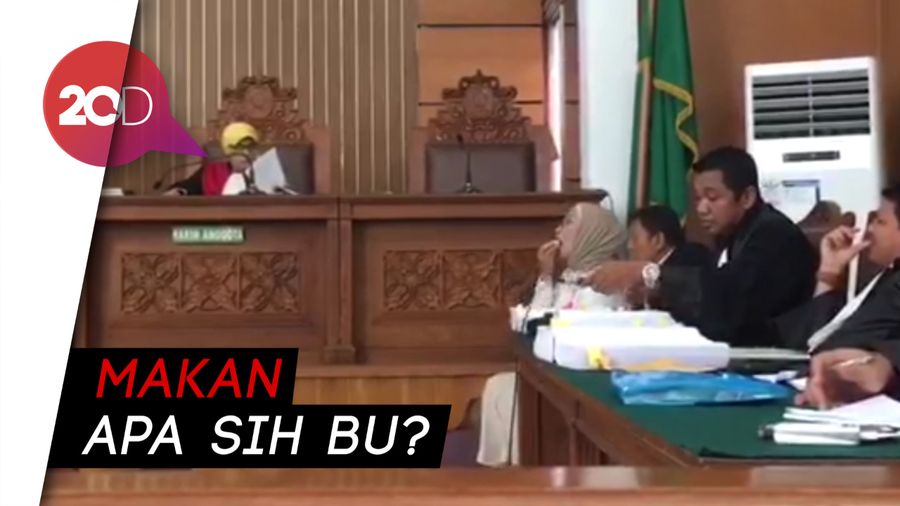 Tampak Santai, Ratna Sarumpaet Ngemil di Ruang Sidang