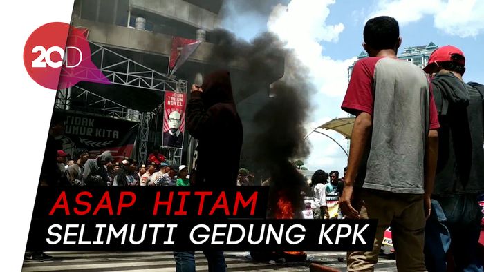 Unjuk Rasa di Depan Gedung KPK Diwarnai Aksi Bakar Ban!