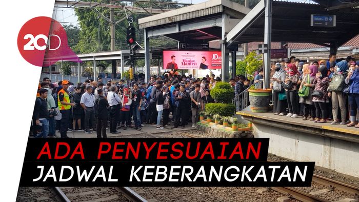Suasana Penumpukan Penumpang di Stasiun Bekasi Akibat DDT