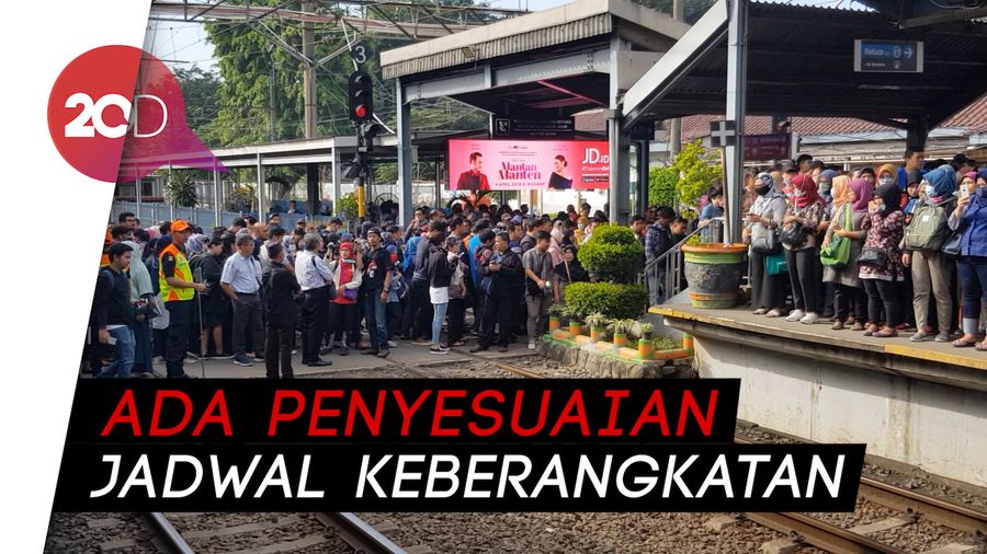 Suasana Penumpukan Penumpang di Stasiun Bekasi Akibat DDT