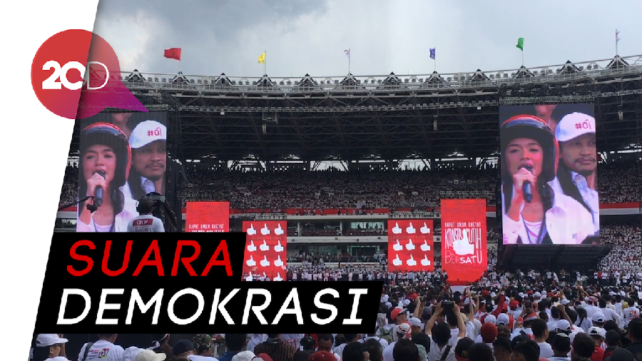 Angel Karamoy Mantun, Kirana Larasati Berpuisi di Konser Putih Bersatu