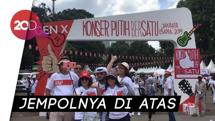 Massa Pro-Jokowi Goyang Jempol di ‘Konser Putih Bersatu’