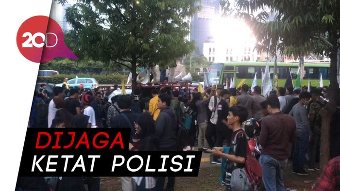 Jelang Debat Kelima, Mahasiswa Gelar Demo di Depan Hotel Sultan