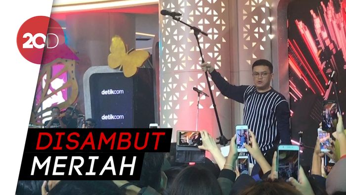 Lagu Cinta Kahitna Bikin Pengunjung dHot Music Nyanyi Bareng