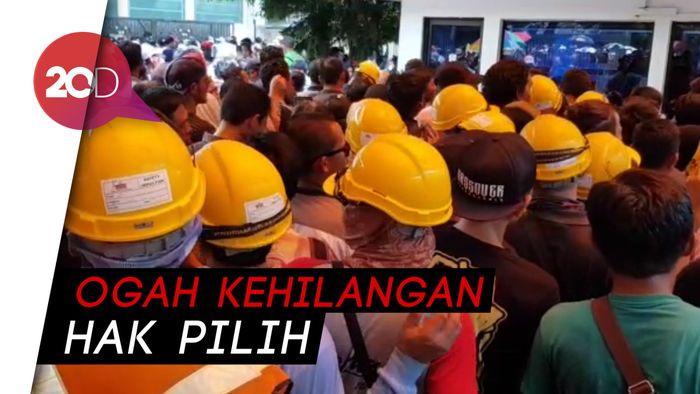 Masih Gunakan Helm Proyek, Pekerja di Malaysia Datangi TPS