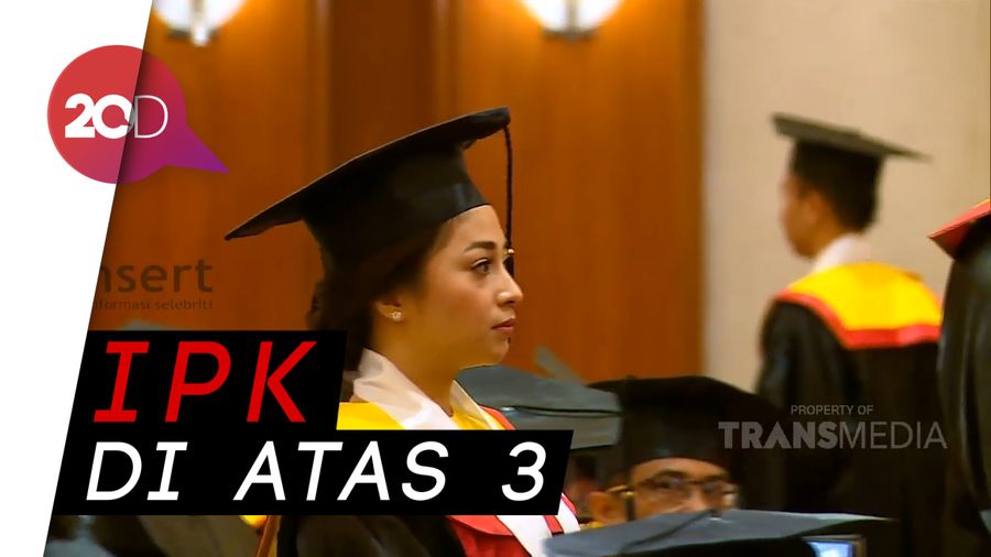 Selamat! Nikita Willy Raih Gelar Sarjana Hukum