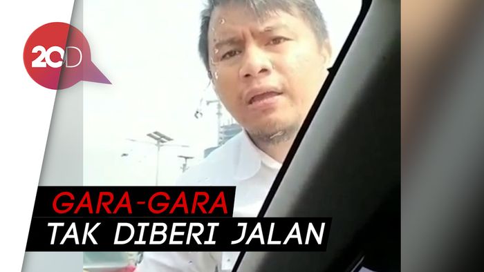 Aksi Pengemudi Arogan di Tol Pancoran, Pukul-Injak Kap Mobil