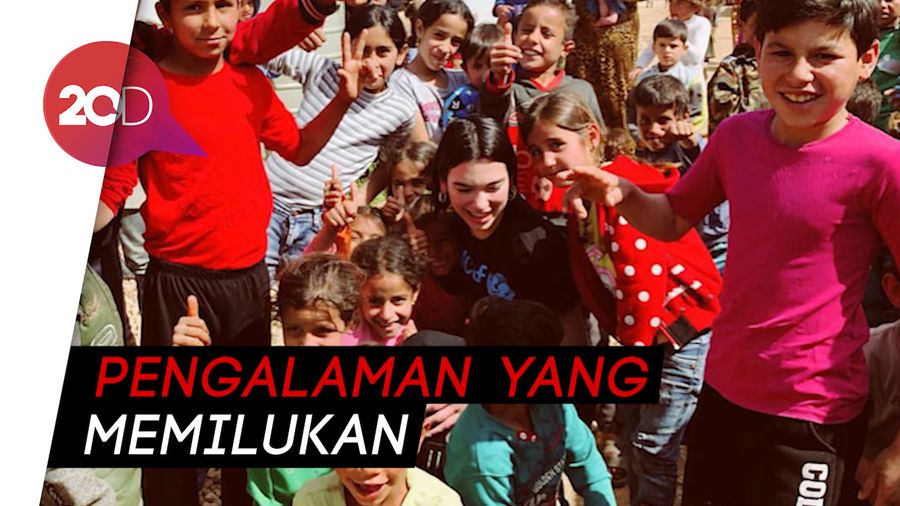Pesan Menyentuh Dua Lipa Saat Kunjungi Anak-anak di Suriah