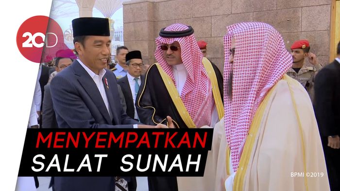 Usai Umrah, Jokowi Sempatkan Ziarah ke Makam Nabi Muhammad SAW