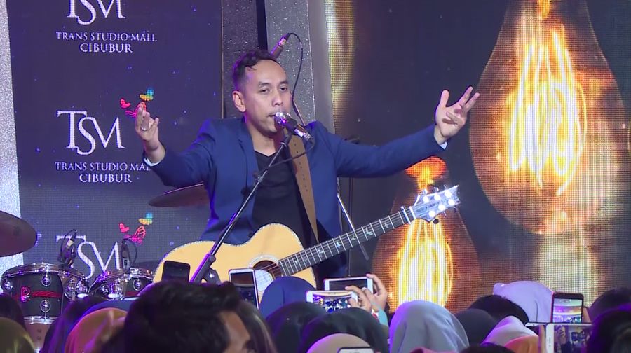 Pongki ft The Dangerous Band Bawakan Lagu Legendaris