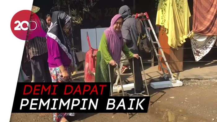 Semangat Nenek Fatimah, Berjalan Tertatih Gunakan Hak Pilih