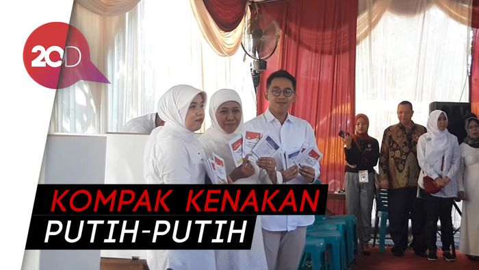 Bernuansa Putih-putih, Khofifah Nyoblos Ditemani Keempat Anaknya