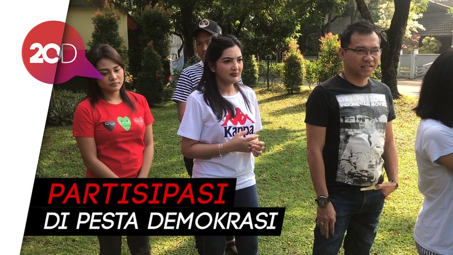 Gaya Keluarga Asix Datang ke TPS Dekat Rumahnya