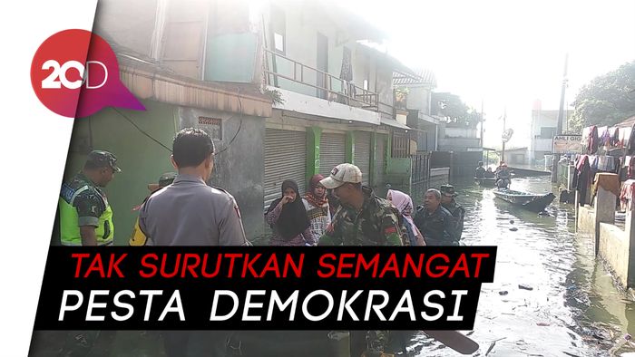 Ke TPS Pakai Perahu, Korban Banjir Bandung Antusias Mencoblos 