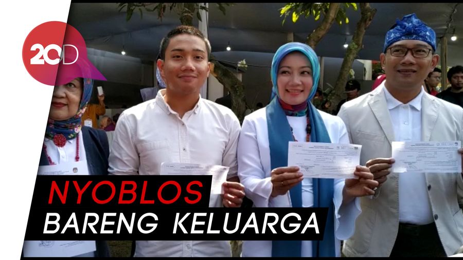 Mau Nyoblos, Kang Emil Ikut Antre Masuk TPS