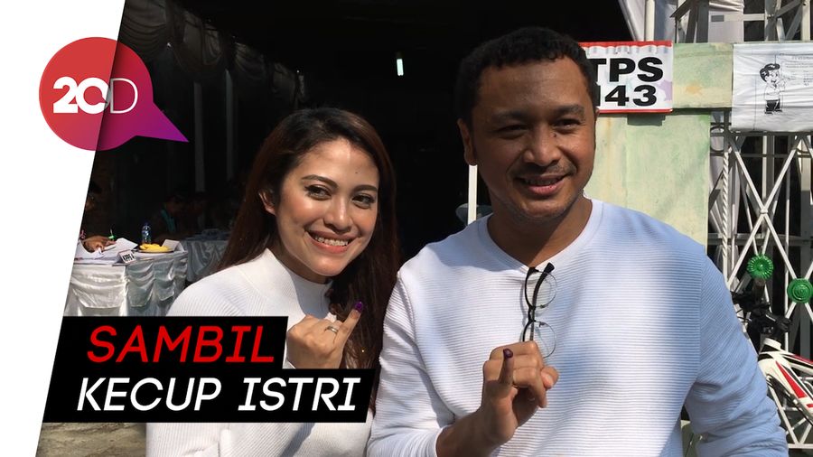 Pakai Baju Serba Putih, Giring Nyoblos Bareng Istri