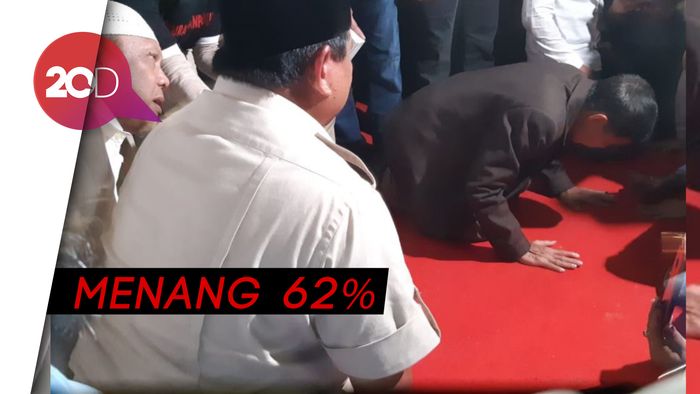 Saat Prabowo Klaim Menang Lalu Sujud Syukur