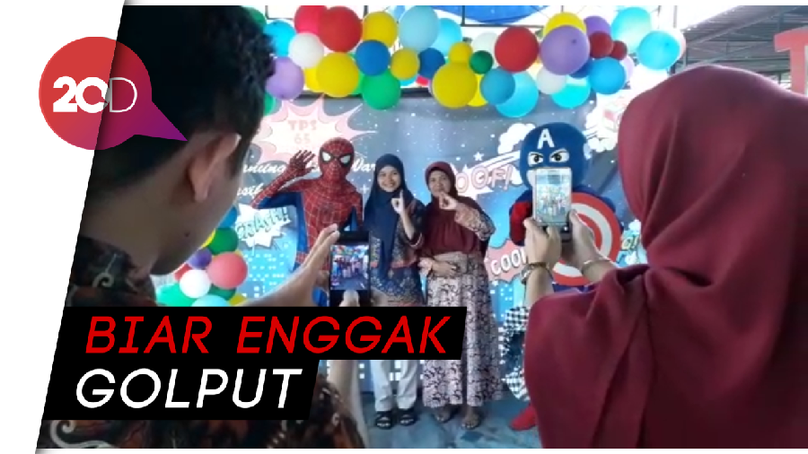 Unik, Petugas TPS di Bantul Kenakan Kostum Superhero