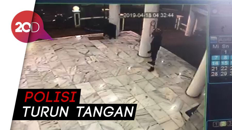 Rekaman CCTV Aksi Gambar Kemaluan di Masjid Cilandak, Ini Sosok Pelaku