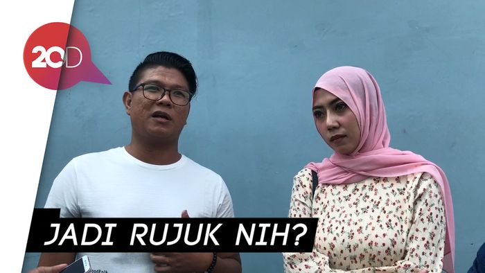 Andika Babang Tamvan Puji Kecantikan Mantan Istri yang Berhijab