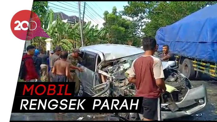 Diduga Ngantuk, Mobil Anggota KPPS Bojonegoro Tabrak Truk