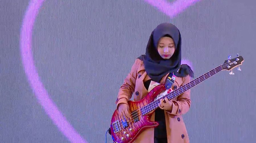 Kelihaian Chyntia Bermain Bass - Sunsilk Hijab Hunt 2019 Padang