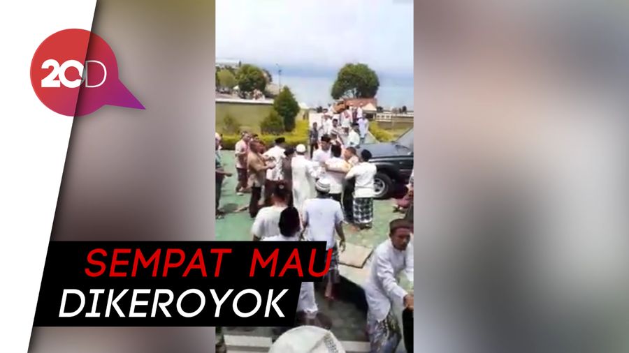 Caleg Nyinyir, Jemaah Masjid Kembalikan Karpet dan Jam
