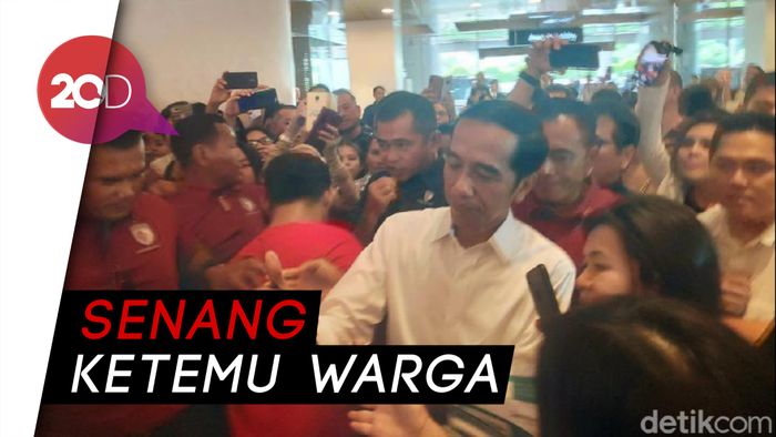 Adu Kebahagiaan Jokowi dengan Warga di Mal 