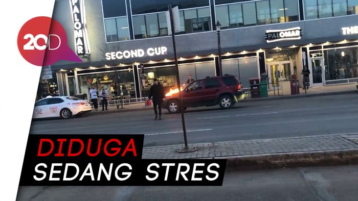 Waduh! Ada Pria Nekat Bakar Mobil di Jalan