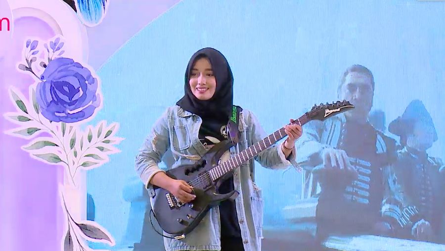 Aksi Gahar Delvi Bermain Gitar - Sunsilk Hijab Hunt 2019 Padang