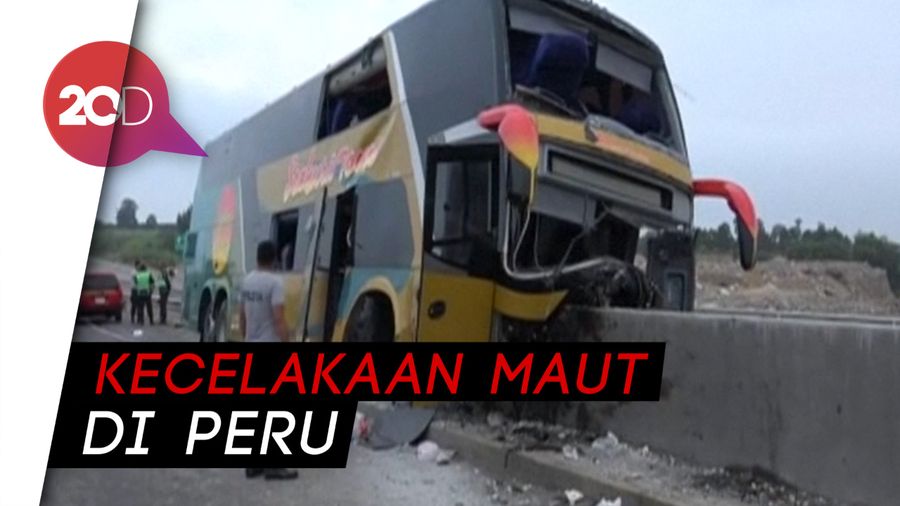 Bus Menancap di Pembatas Jalan, 8 Orang Tewas