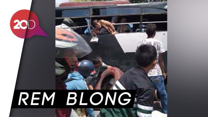 Detik-detik Evakuasi Penumpang Kecelakaan Bus di Puncak