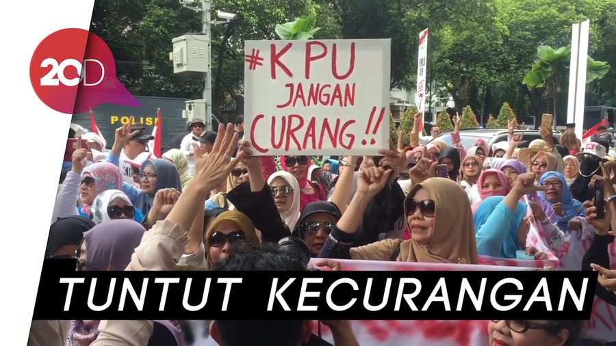 Emak-emak Geruduk KPU di Hari Kartini