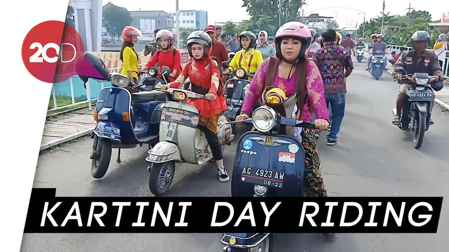 Kartini Day! Emak-emak di Kediri Touring Naik Vespa