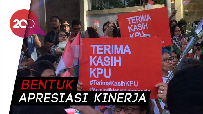 KPU Dapat Bunga Mawar dari Tokoh Lintas Agama