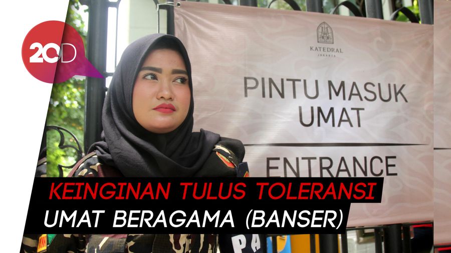 Wanita Kerudung Pengaman Misa Paskah
