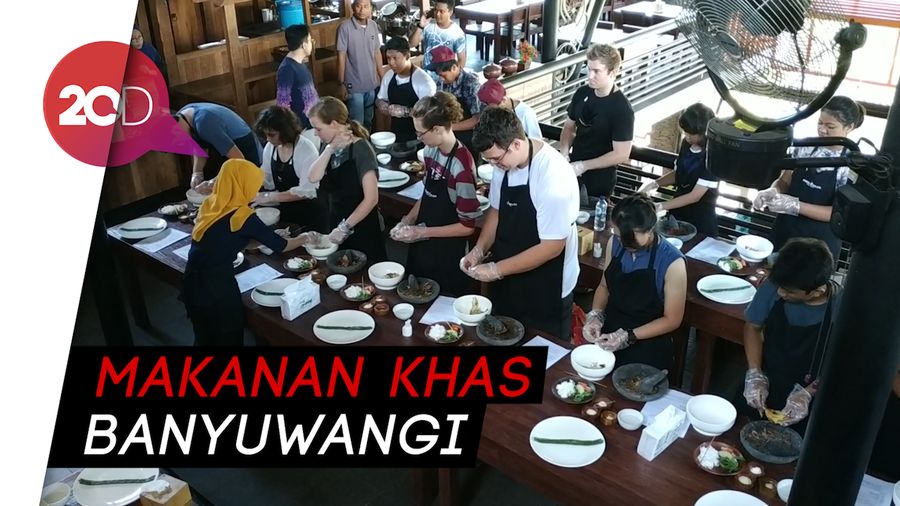 Antusias Bule Belajar Masak Pecel Pitik dan Klepon