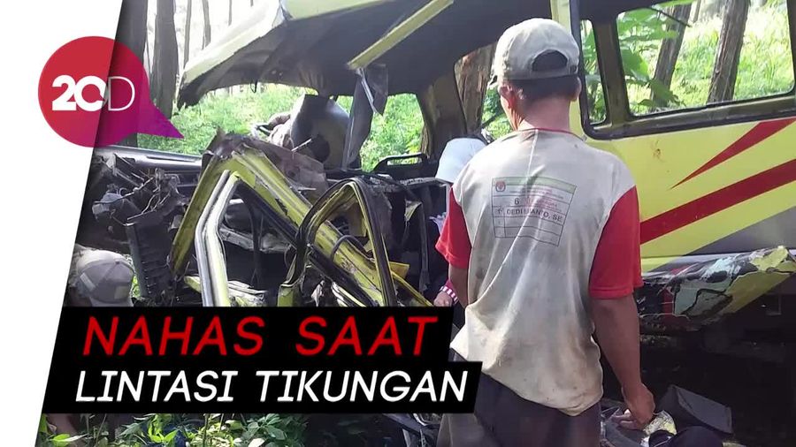 Minibus Pengangkut Siswa TK Tabrak Pohon, 1 Tewas & Puluhan Terluka