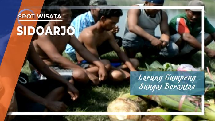 Tradisi Larung Tumpeng Diiringi Tayub dan Buaya Muara Sungai Brantas