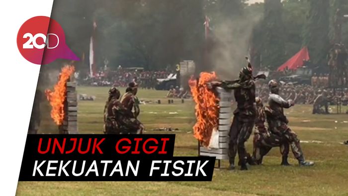 Atraksi Prajurit Kopassus di HUT ke-67
