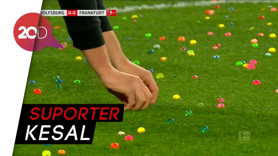 Baru Kick-Off, Pemain Wolfsburg-Frankfurt Dilempari Telur Paskah